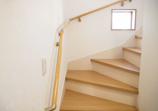 01 けがの予防の為、階段に手すりを設置し転倒などを防ぎます。